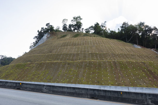 通过金属网防止岩崩图片下载