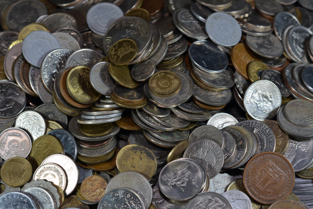 来自世界各国的不同价值的旧硬币堆，各种国家的复古旧硬币堆叠，硬币背景，闪亮硬币组的选择性焦点图片下载