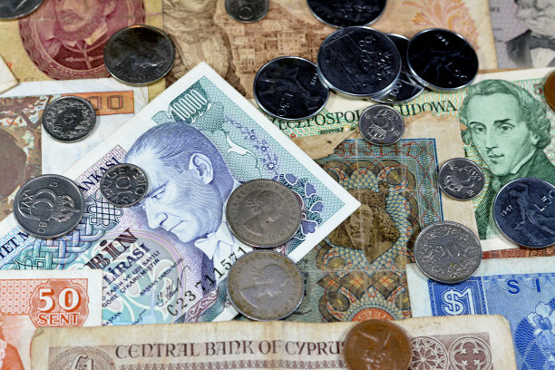 来自世界各地的旧钞票和硬币背景，复古古代货币特写图片下载