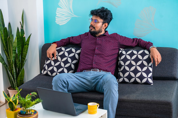 放松空余时间的概念。疲惫的商人在工作一天后放松图片下载