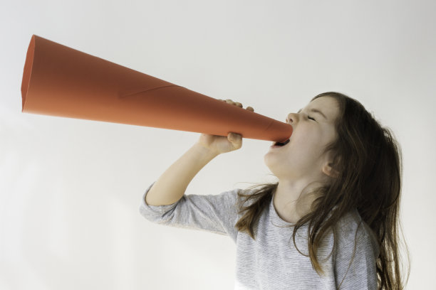 大喊大叫的小女孩图片下载