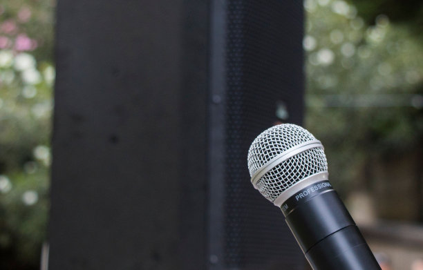 麦克风特写，户外背景图片下载