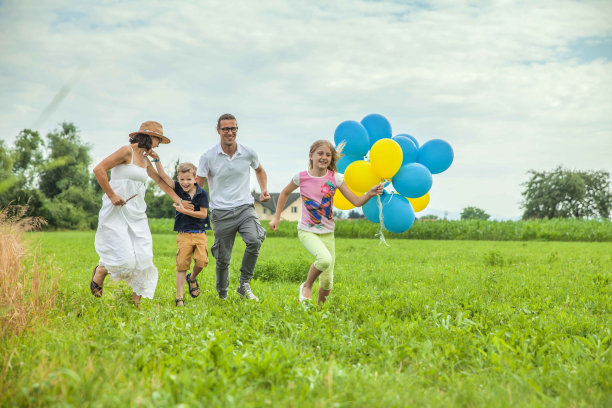 幸福的一家人在田野里奔跑图片下载