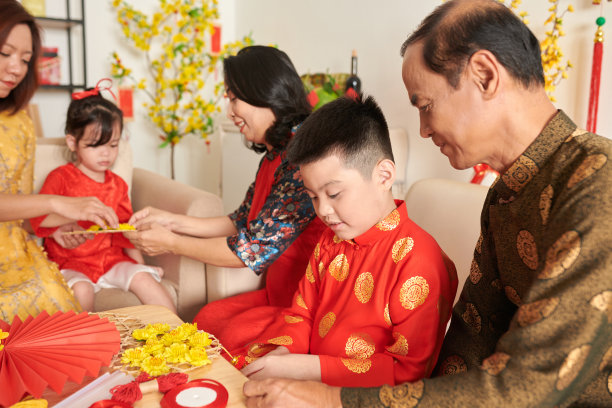 爷爷帮忙装饰墙壁图片下载