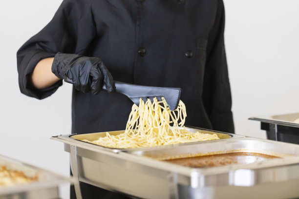 从容器中取出意大利面进行烹饪图片下载