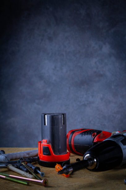 工作的工具。旧的螺丝刀。用过的电动工具。建造和修理房屋。图片下载