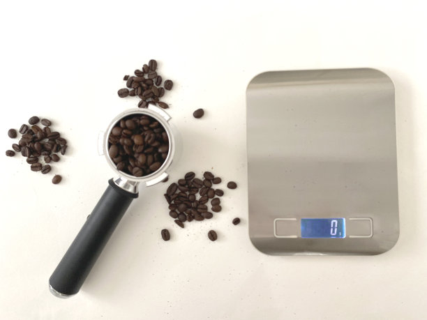 白色背景上的咖啡巴蒂斯塔工具图片下载