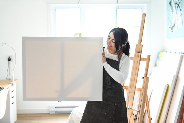 一位女艺术家的肖像与画布项目在她的工作室图片下载