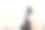 一位女艺术家的肖像与画布项目在她的工作室图片下载