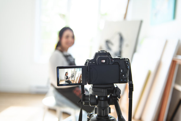 一位女艺术家对着相机说话的肖像图片下载