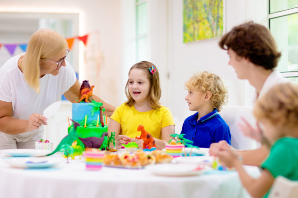 孩子们的生日聚会。恐龙主题蛋糕。图片下载