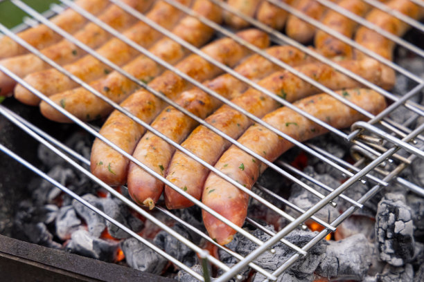 在户外的木炭烤架上烤香肠，意大利。传统的户外烧烤图片下载