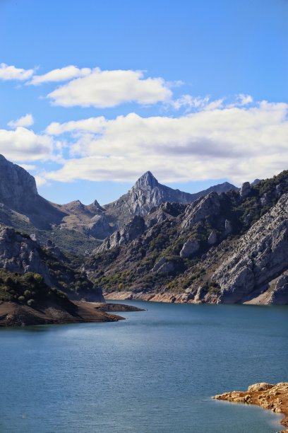 Riaño水库照片。位于卡斯蒂利亚León。图片下载