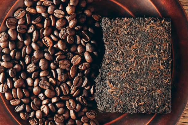 咖啡vs.茶。饮料概念的选择。茶还是咖啡?咖啡豆和一瓦普洱茶俯瞰。普洱是中国的一种压黑散叶茶。健美的照片图片下载