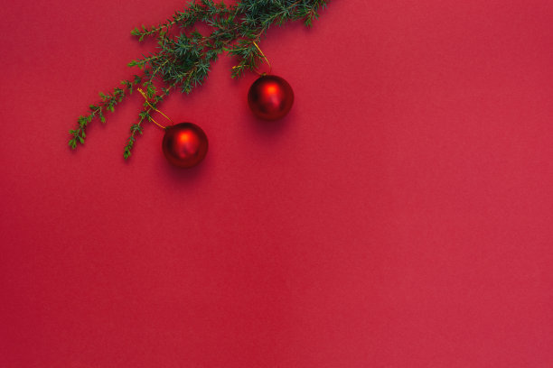 圣诞树上的红色装饰品图片下载