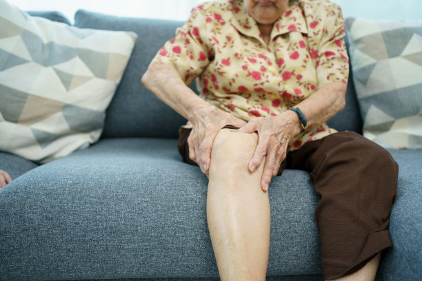 老妇人身体受了伤图片下载