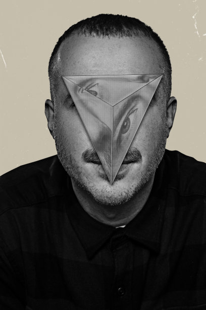 当代艺术拼贴。创意设计。男性面部用三角形设计的镜面反射面部部位图片下载
