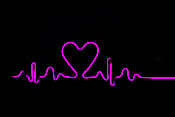 商店橱窗上的霓虹灯心形展示图片下载