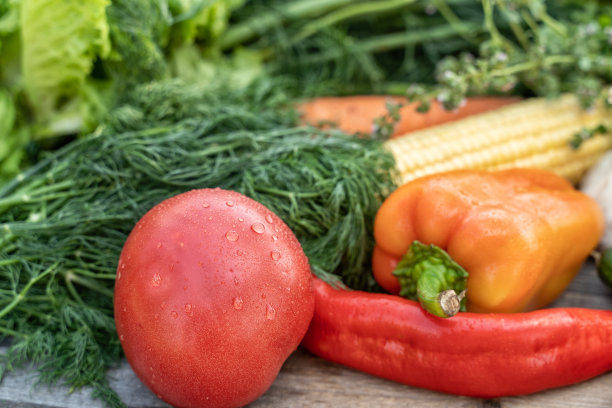 在夏日花园的餐桌上，在乡村的房子里，新鲜的蔬菜，柔和的焦点。图片下载