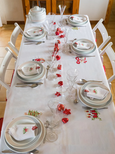 圣诞餐具，银器和白色桌布上的红色装饰图片下载