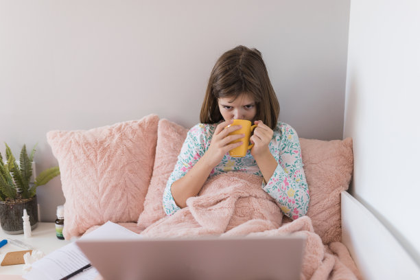 孩子用笔记本电脑喝茶图片下载