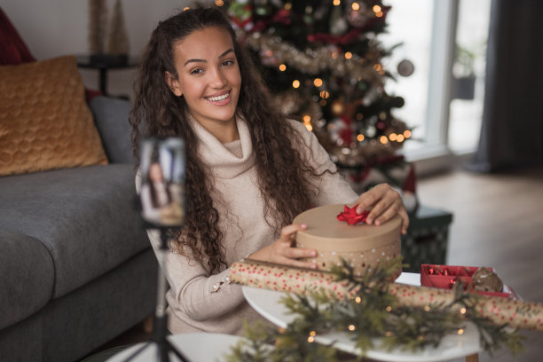 快乐的女人拿着圣诞礼物微笑着写视频图片下载