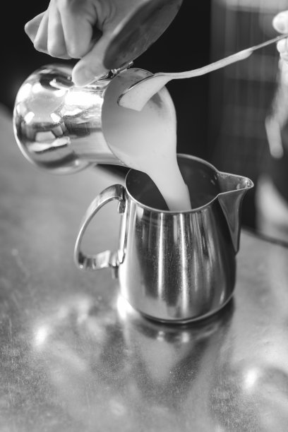 年轻的成年白人女咖啡师的手准备工作图片下载