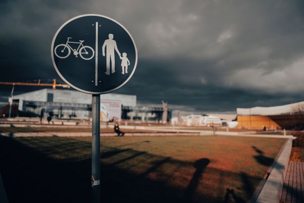 在共用道路上的交通标志，其左车道为单车，右车道为行人图片下载