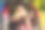 女孩带着吉他在掀背车上图片下载