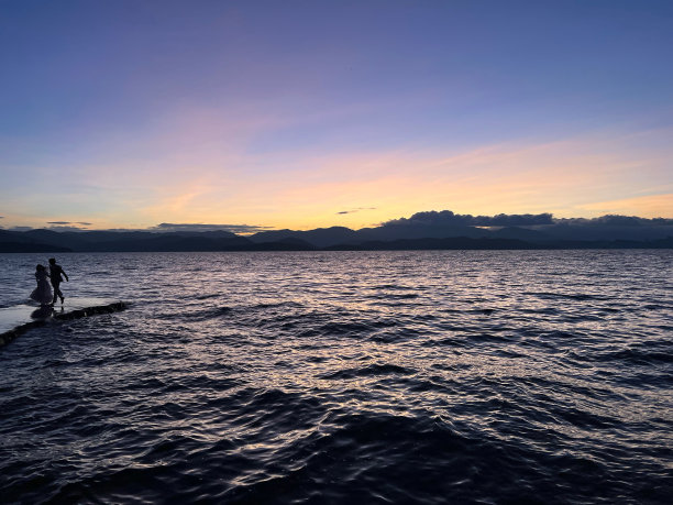 日出前在海边跑步的恋人的美丽照片图片下载