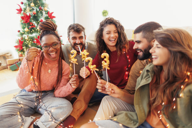 朋友们拿着数字2023，准备庆祝新年图片下载