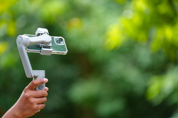 智能手机准备好了视频博客与散景绿色背景图片下载