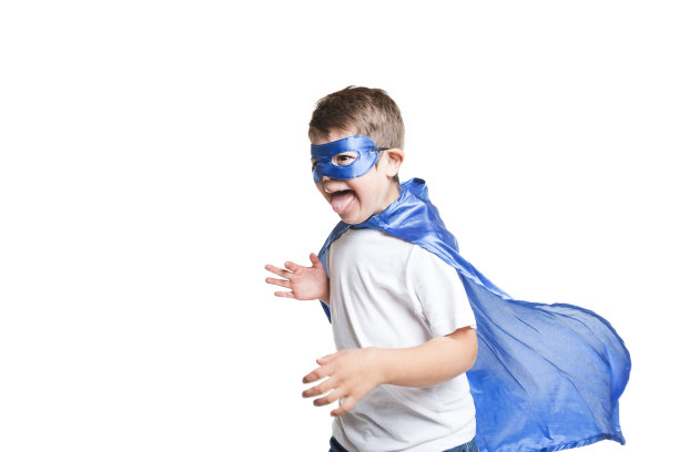 超级英雄小男孩在工作室白色背景上摆姿势图片下载