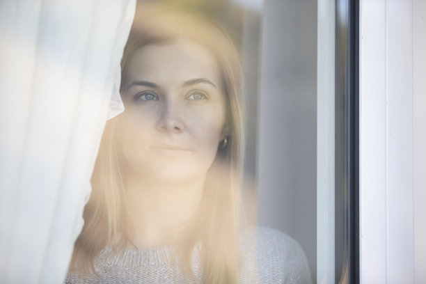 玻璃后面是一个美丽女人的脸。图片下载
