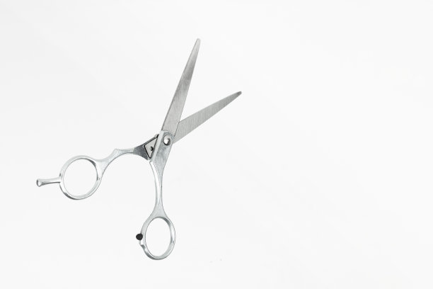 理发师的剪刀悬浮在白色背景上。理发师的工具。图片下载