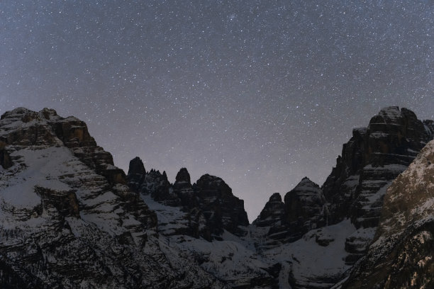 冬夜白云石的细节图片下载