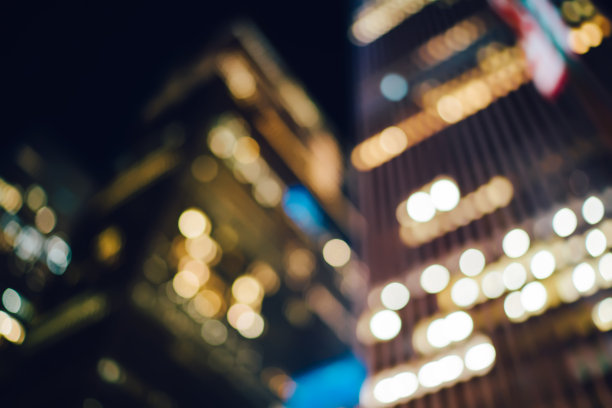 在黑暗的城镇里有灯光的散焦塔图片下载