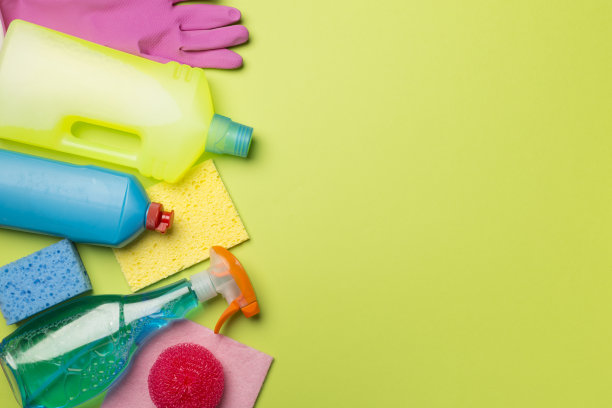 许多不同的房屋清洁产品的彩色背景，俯视图图片下载