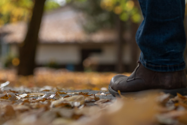 穿上棕色皮鞋和蓝色牛仔裤，步入秋天图片下载