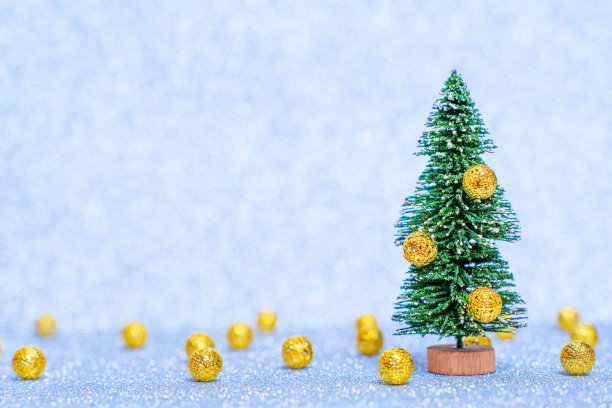 迷你玩具圣诞树和球的背景图片下载