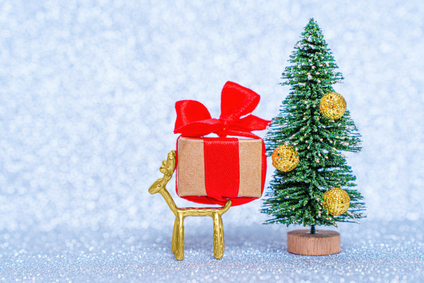 新年树下的圣诞鹿图片下载