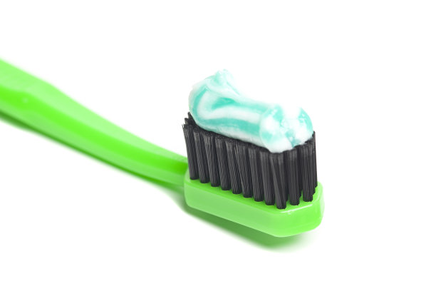 牙刷上的牙膏隔离在白色背景上图片下载