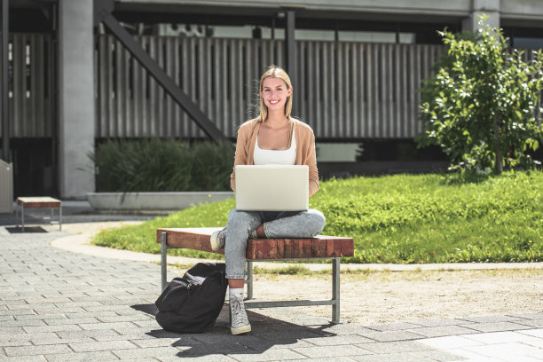 十几岁的金发女学生，背着背包和笔记本电脑的大学生图片下载