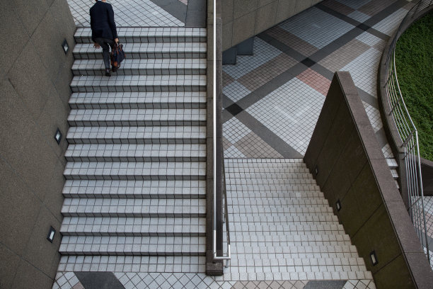 带着公文包上楼的商务主管图片下载