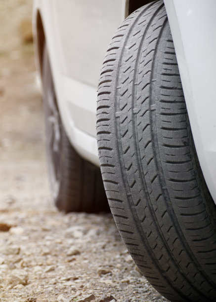 轮胎胎面磨损。车辆上磨损轮胎的前视图图片下载