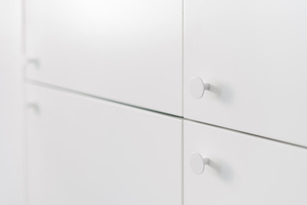 木制白色衣柜门，有把手，特写图片下载