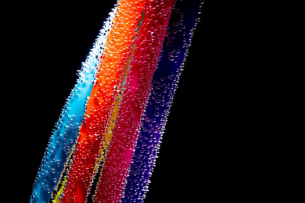 水下五颜六色的吸管。红色，蓝色，橙色和紫色的棍子图片下载