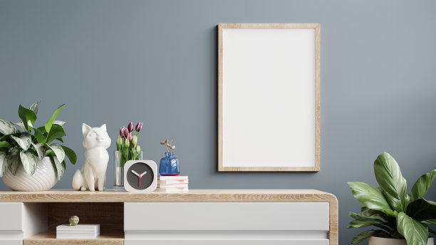 模型框架上的橱柜在客厅内部空的深蓝色墙壁背景。图片下载