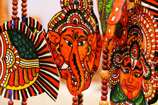 工艺品市场上出售的艺术彩绘彩色手工制品。图片下载