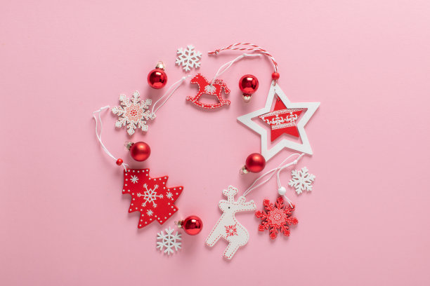 圣诞构图与红色和白色的圣诞树生态玩具的中心在浅粉色的背景。图片下载